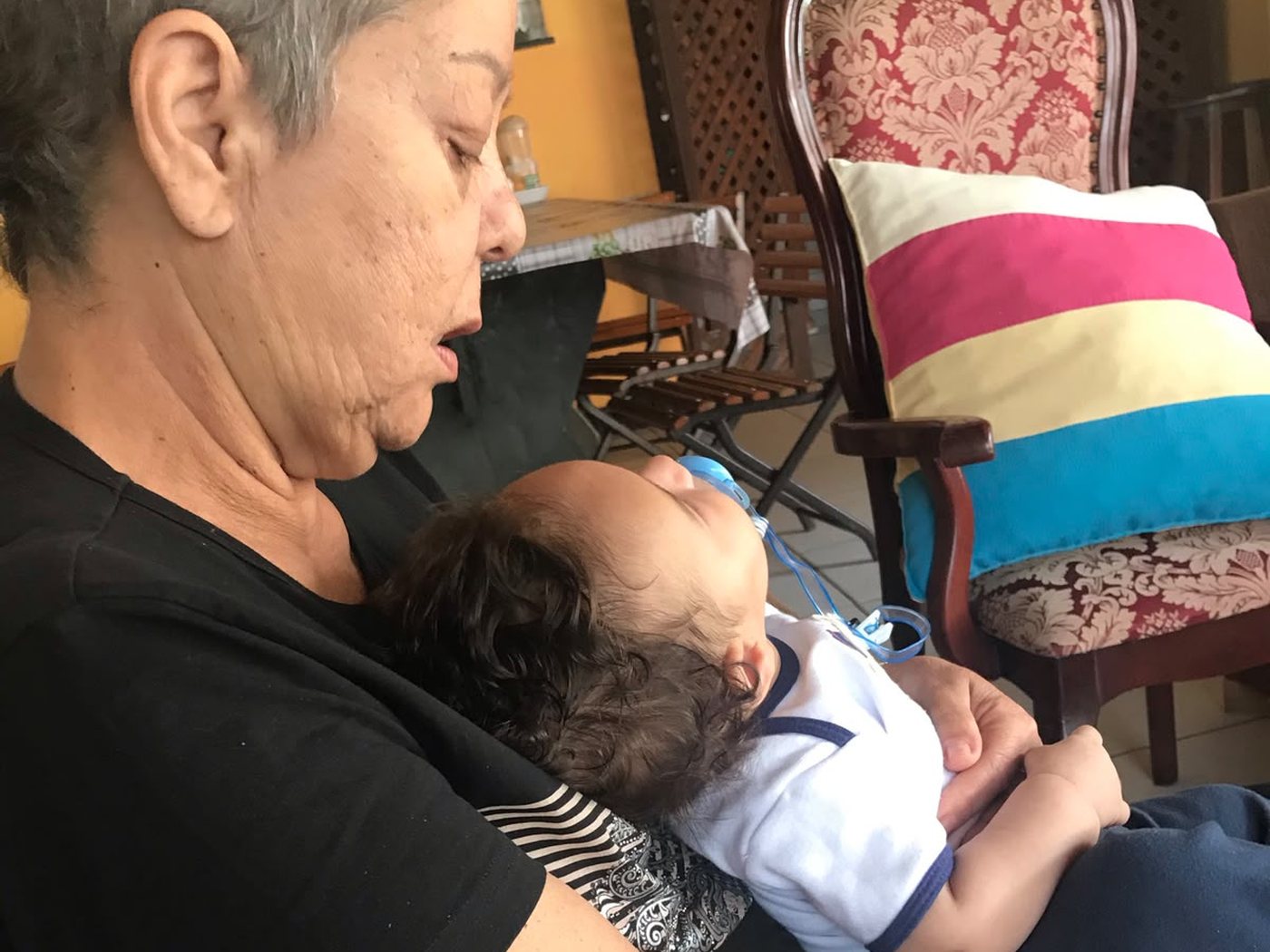 Avó com o neto dormindo no colo