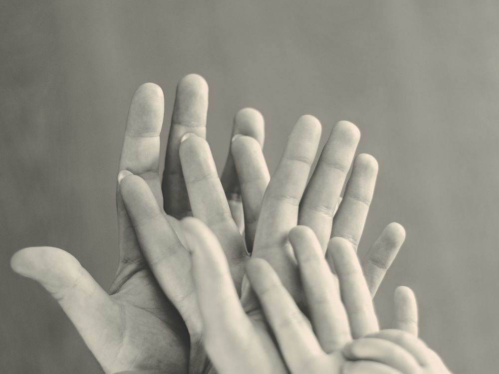 Mãos de avós, pais e netos juntas